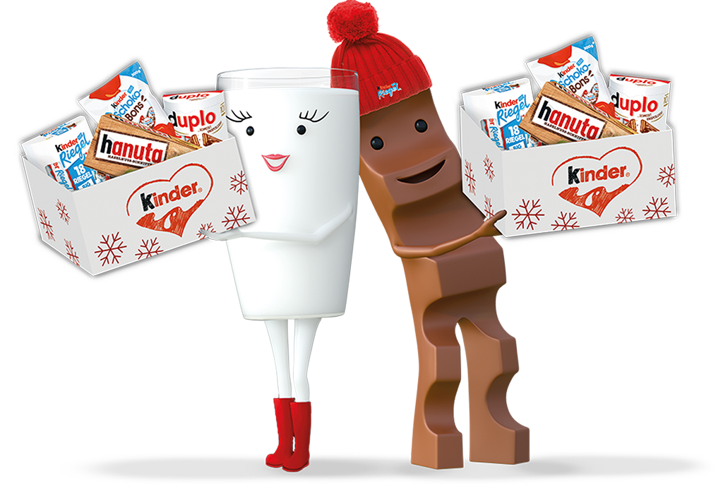Milky & Schoki stehen Rücken an Rücken, Schoki trägt eine rote Mütze mit kinder-Logo und beide halten jeweils eine Kiste mit kinder-Logo, in der eine Packung kinder Riegel, kinder Schoko-Bons, duplo und Hanuta zu sehen sind,  in den Händen